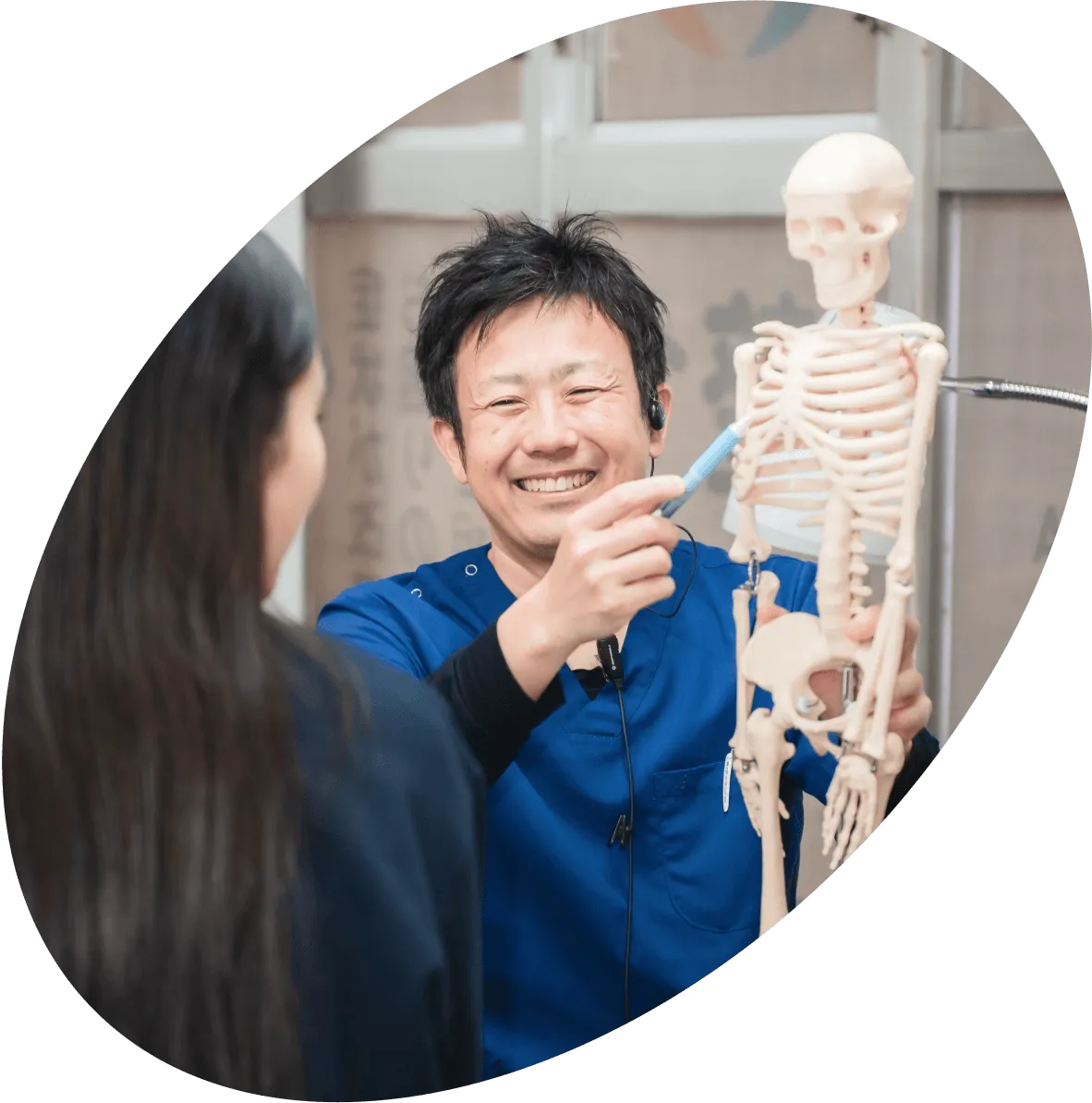 院長の説明を聞いている様子