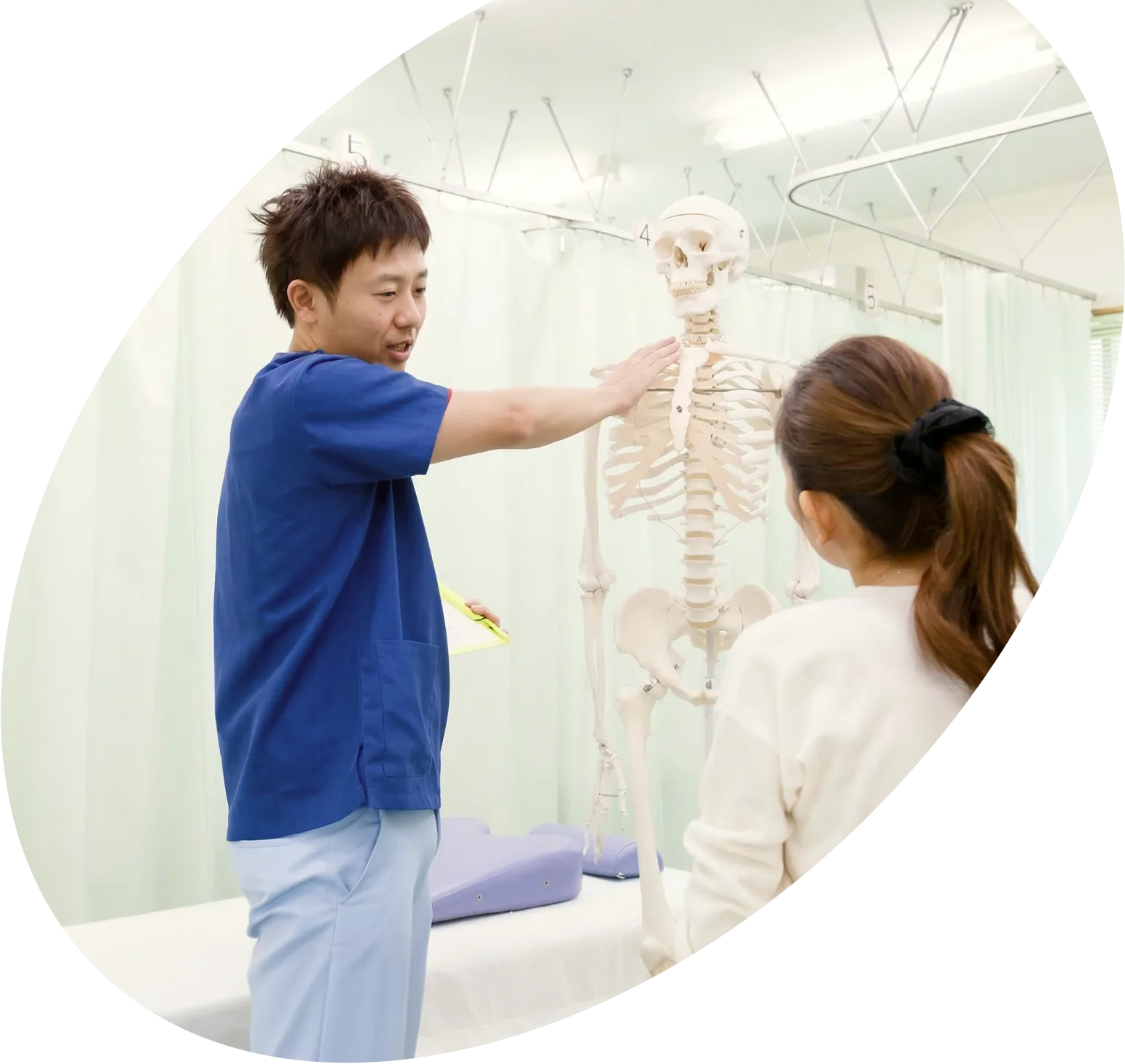 院長の説明を聞いている様子